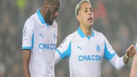 戴维斯红牌开场，莱万帽子戏法助拜仁4-0大胜斯图加特